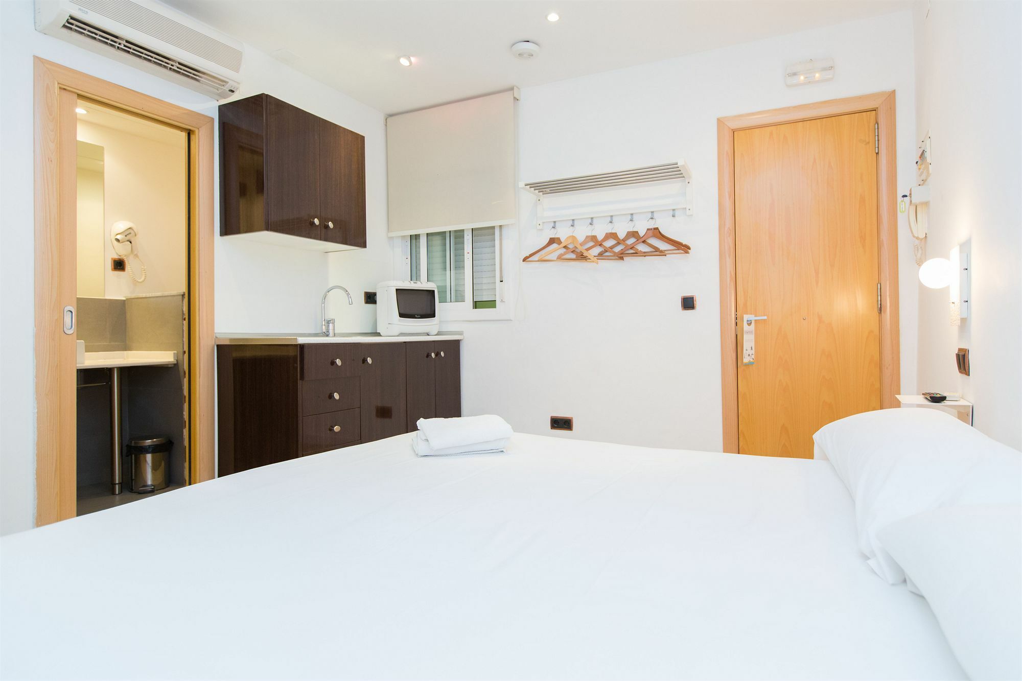 Ainb Las Ramblas-Colon Apartments Barcelona Ngoại thất bức ảnh